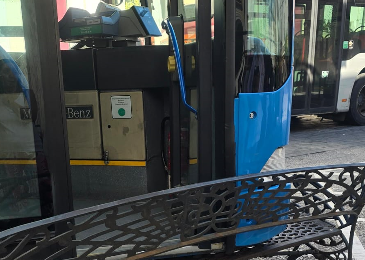 Estado en que ha quedado el autobús tras el accidente en plaza Esteve. Estado en que ha quedado el autobús tras el accidente en plaza Esteve.