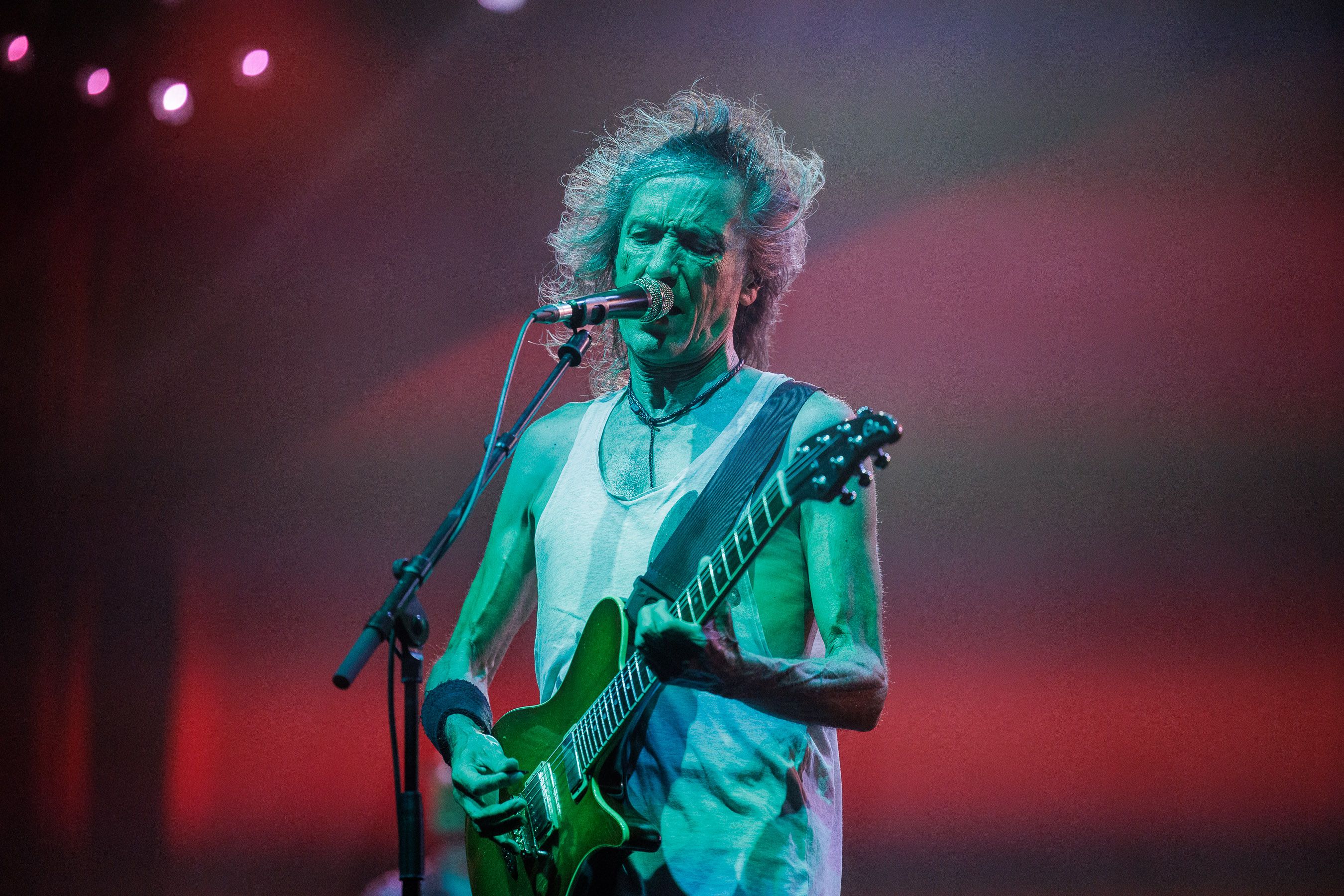 Robe Iniesta, durante un concierto en el Bahía Sound de San Fernando.