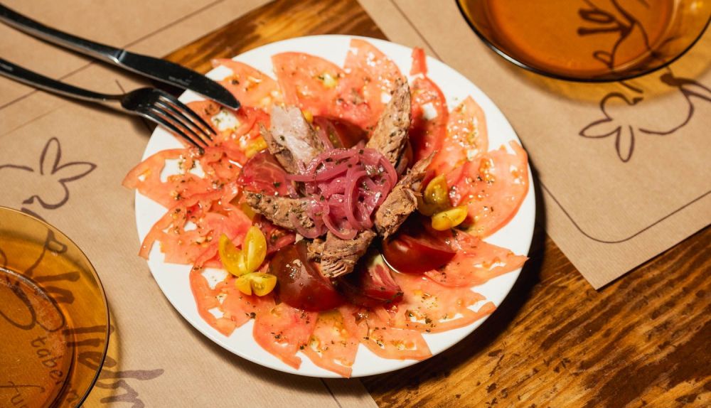 LA LIEBRE LOS PALACIOS SEVILLA ENSALADA DE TOMATE DE LOS PALACIOS CON MELVA CANUTERA