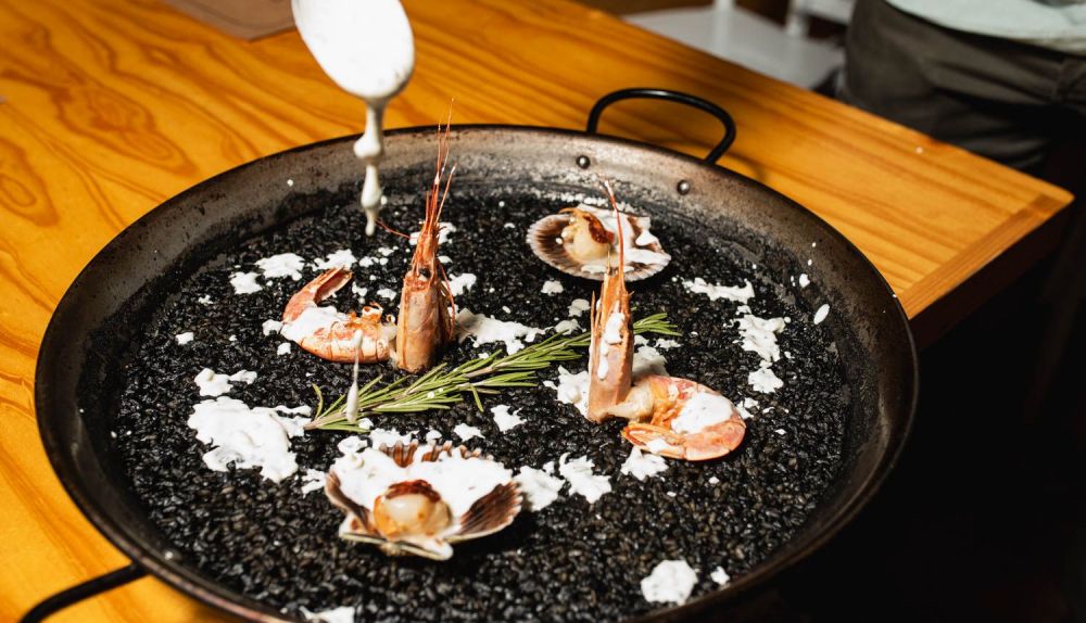 LA LIEBRE LOS PALACIOS SEVILLA Arroz negro con suave alioli