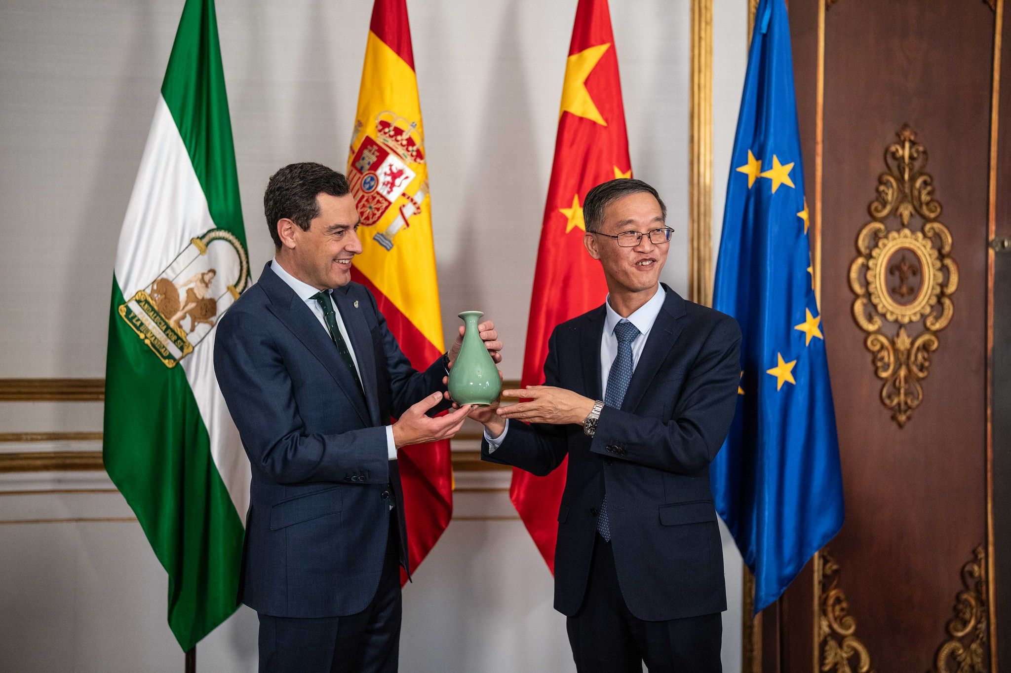 Juanma Moreno junto al embajador chino.
