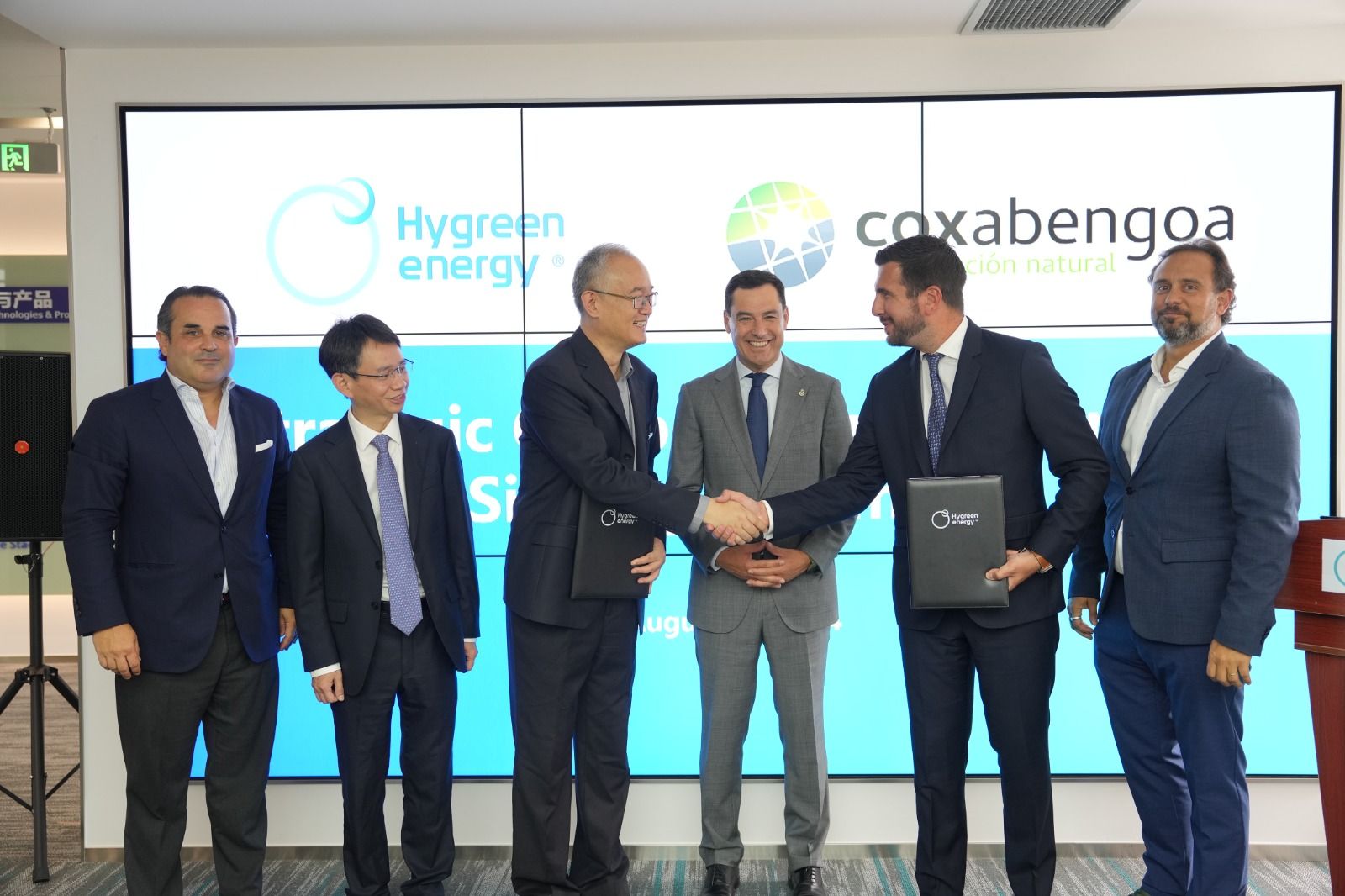 Juanma Moreno en el acuerdo firmado por Cox Abengoa.