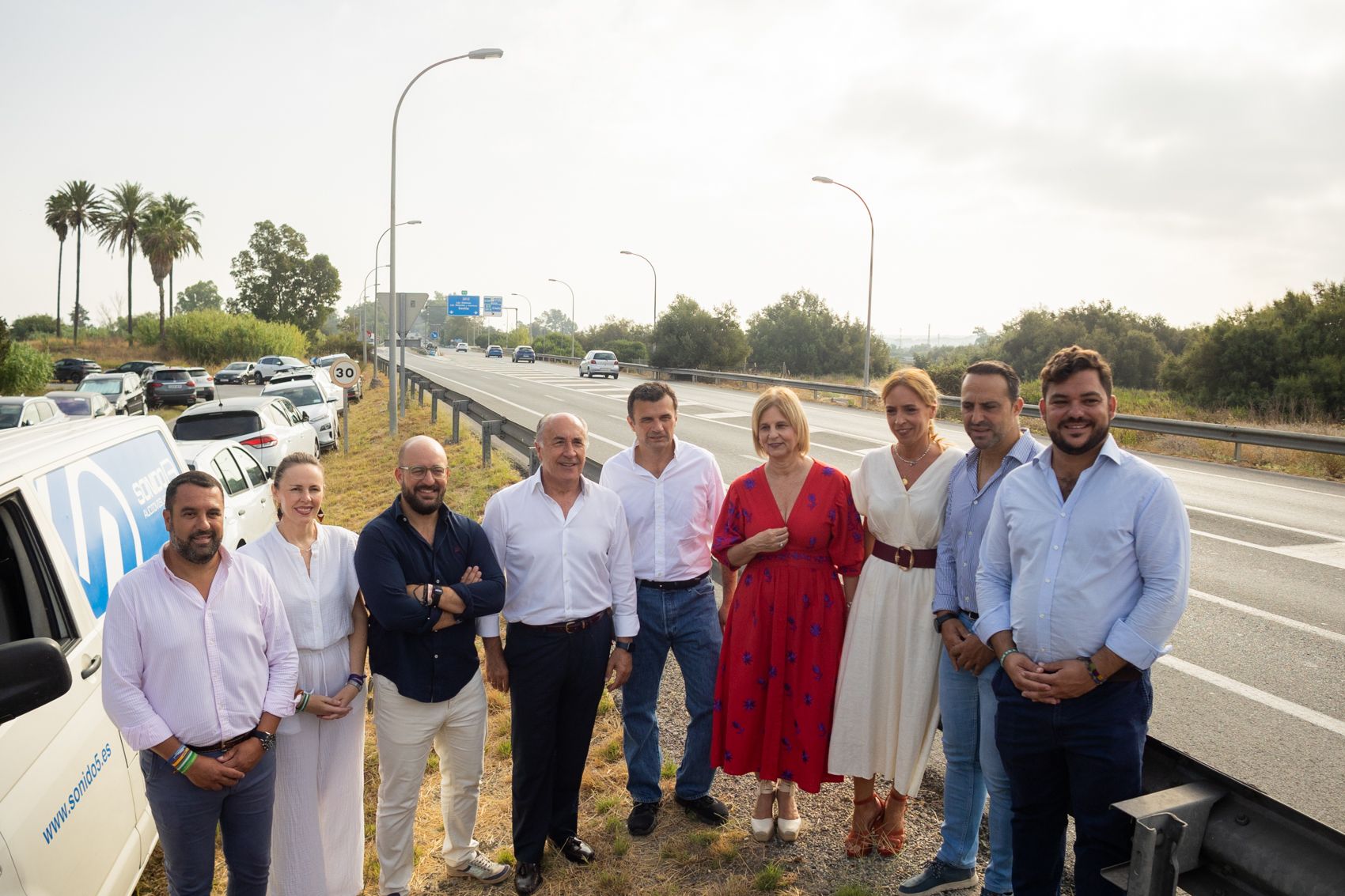 Alcaldes y alcaldesas de ciudades de la provincia de Cádiz, junto a la presidenta de Diputación, en una reivindicación por el tercer carril de la AP-4 hasta Jerez.