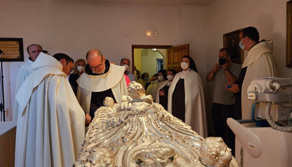 El postulado general de la Orden examinando la urna. Orden del Carmelo