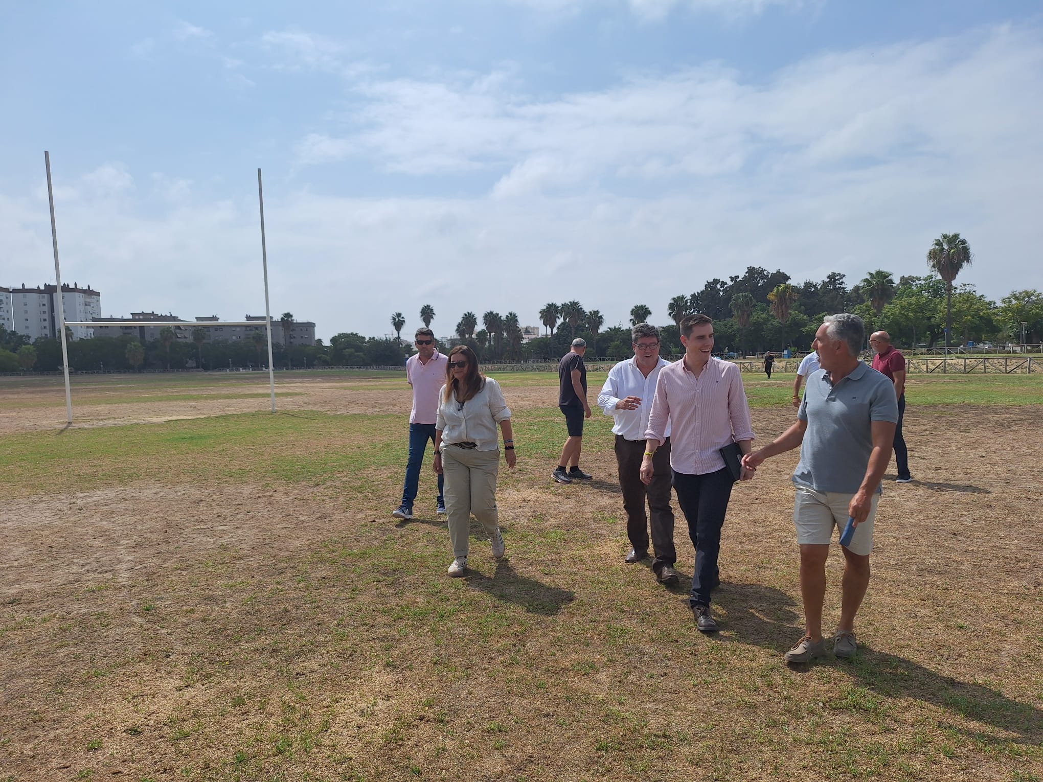 Aparicio y Espinar durante una visita a la pradera Laura Delgado 'Bimba' donde juega el Unión Rugby Xerez.