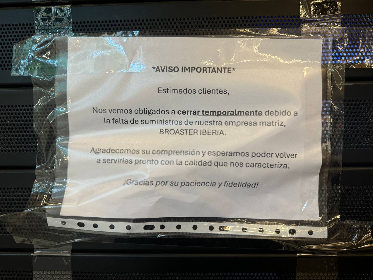 Cartel de cierre de Broaster en el Carrefour Sur de Jerez.