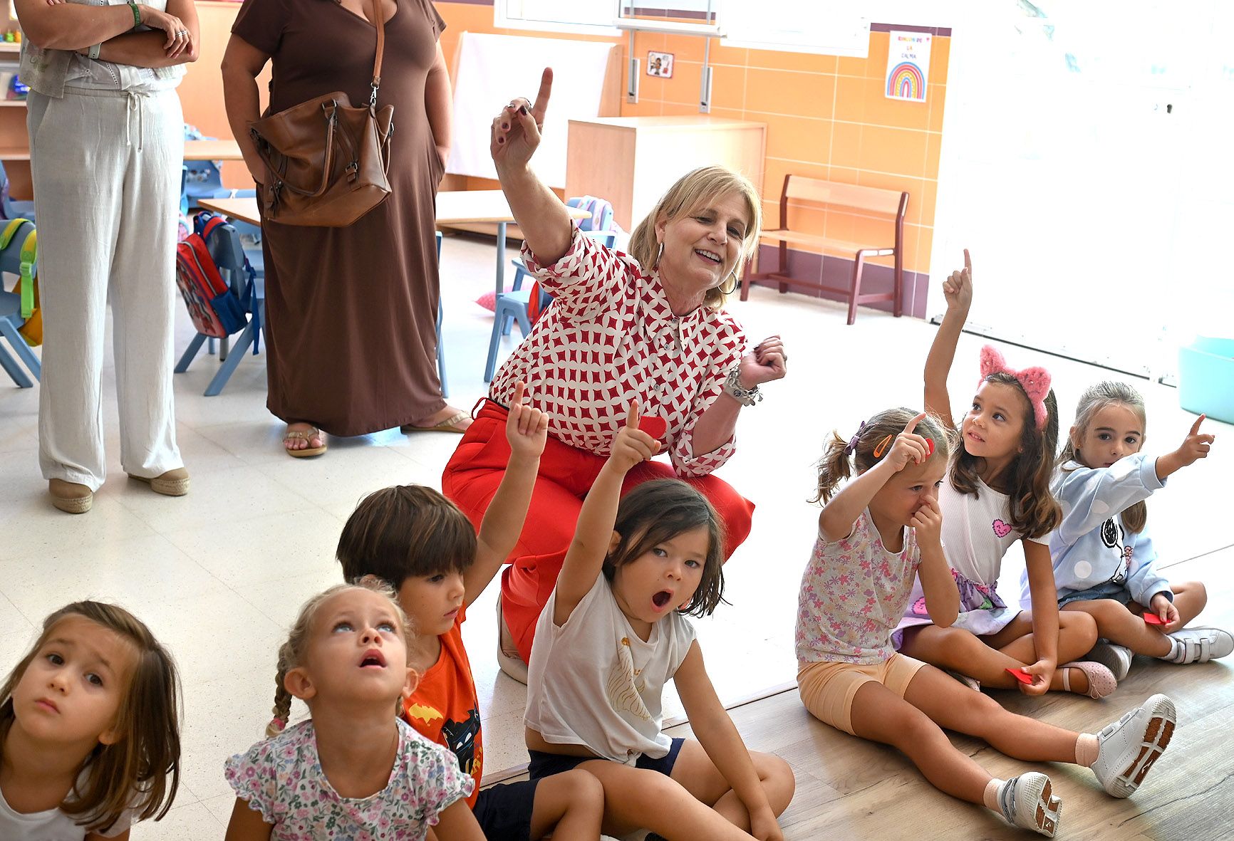 La alcaldesa de Jerez, María José García-Pelayo, en una visita a un centro educativo. La alcaldesa de Jerez, María José García-Pelayo, en una visita a un centro educativo.