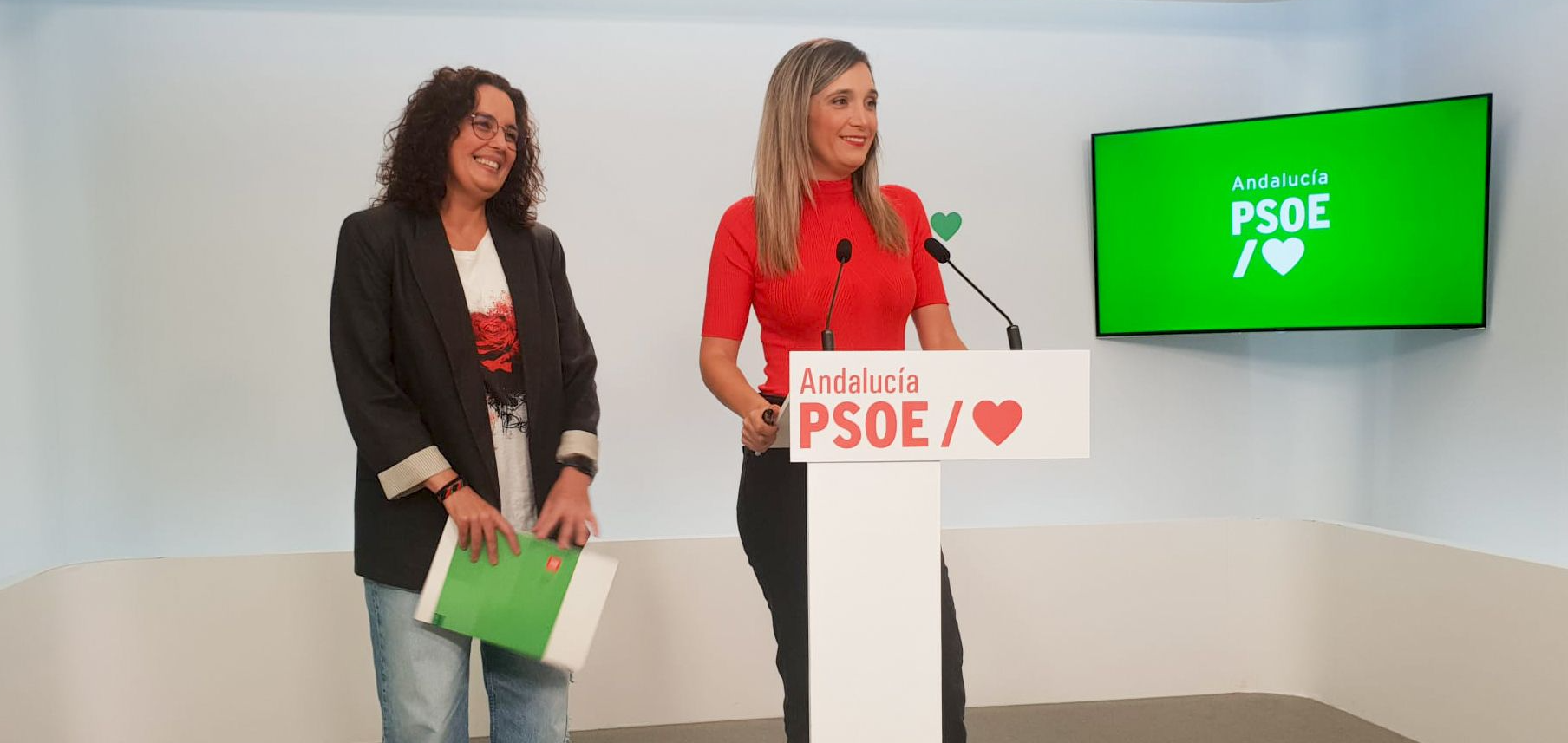 María Marquez y Susana Rivas, del PSOE andaluz, en rueda de prensa este martes. María Marquez y Susana Rivas, del PSOE andaluz, en rueda de prensa este martes.