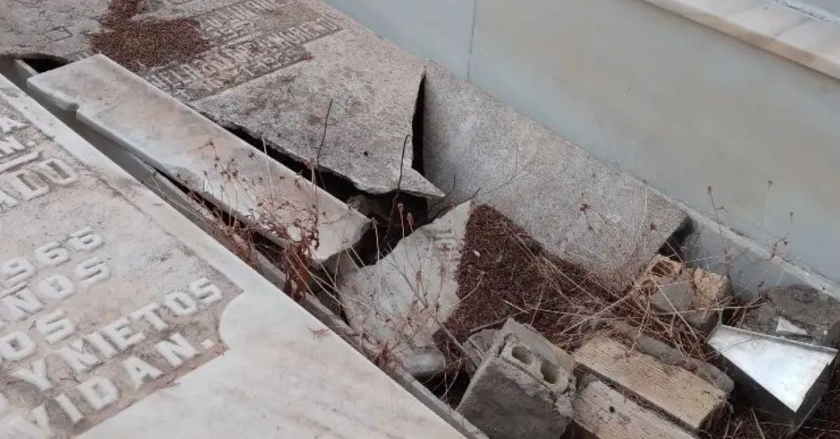Imagen de archivo compartida en redes de desperfectos en Sevilla: así estaban las tumbas del cementerio de San Fernando. Imagen de archivo compartida en redes de desperfectos en Sevilla: así estaban las tumbas del cementerio de San Fernando.