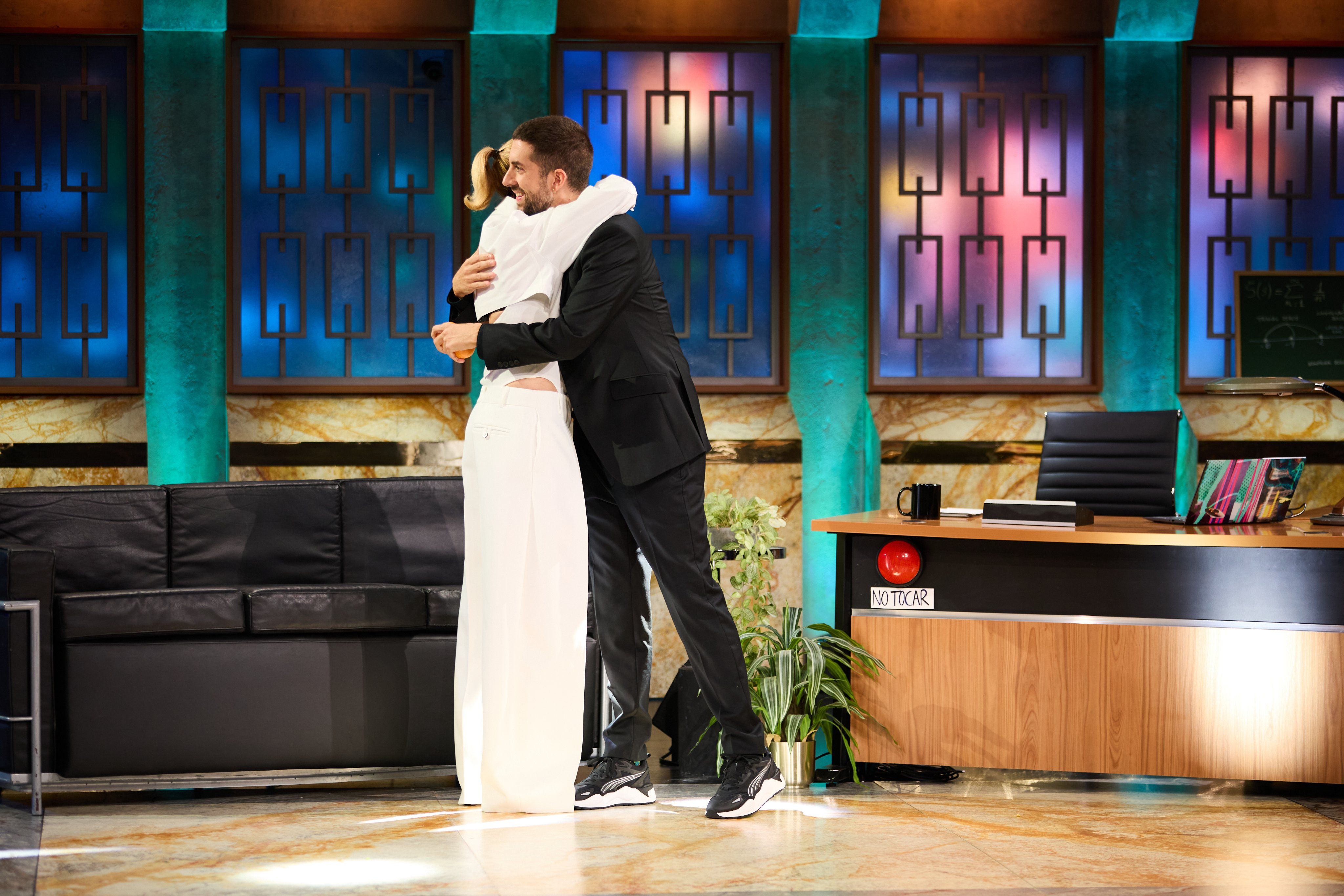 David Broncano saluda a Najwa Nimri en el segundo programa de 'La Revuelta'. David Broncano saluda a Najwa Nimri en el segundo programa de 'La Revuelta'.