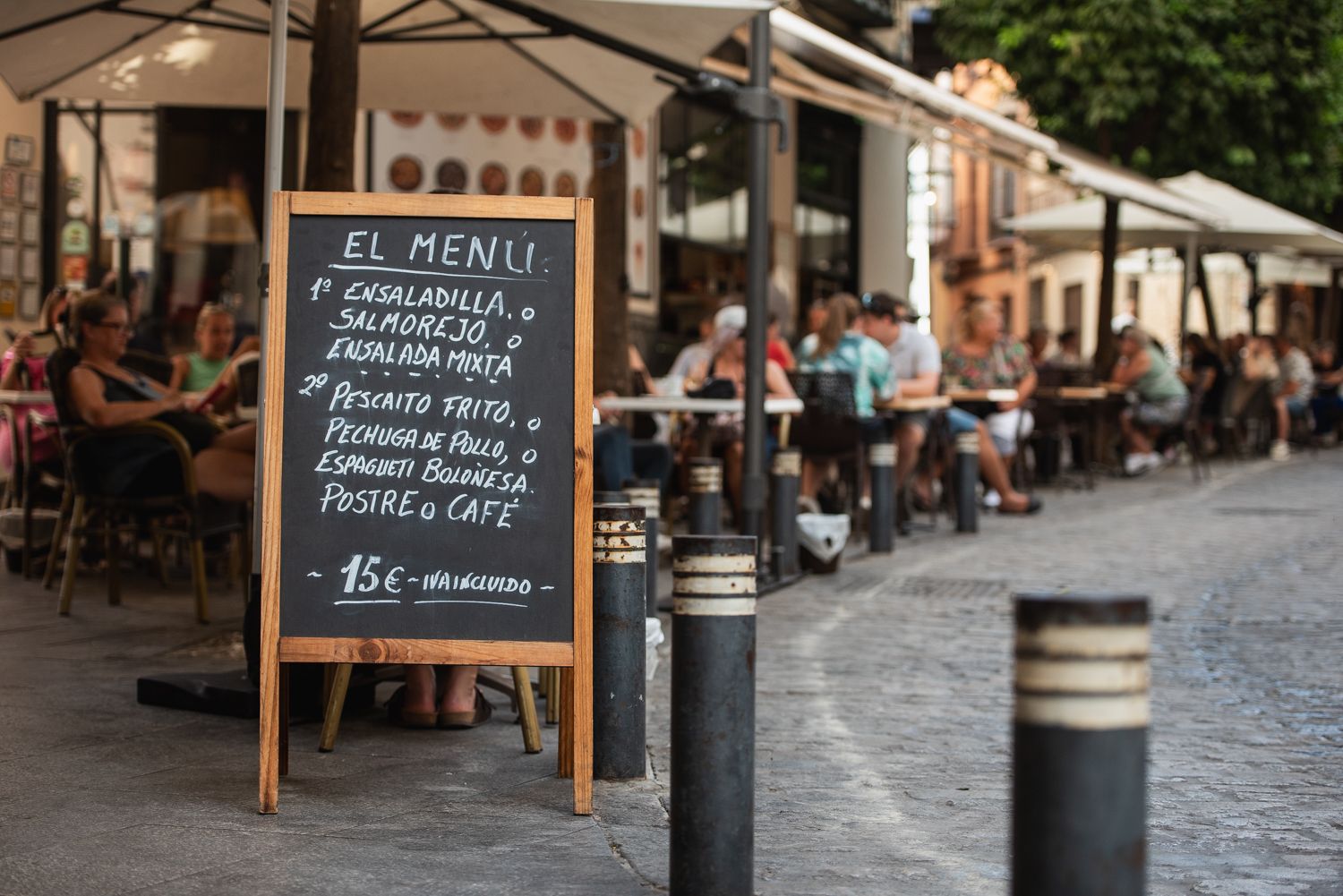 Veladores en Sevilla. En enero, sube el paro en Andalucía.
