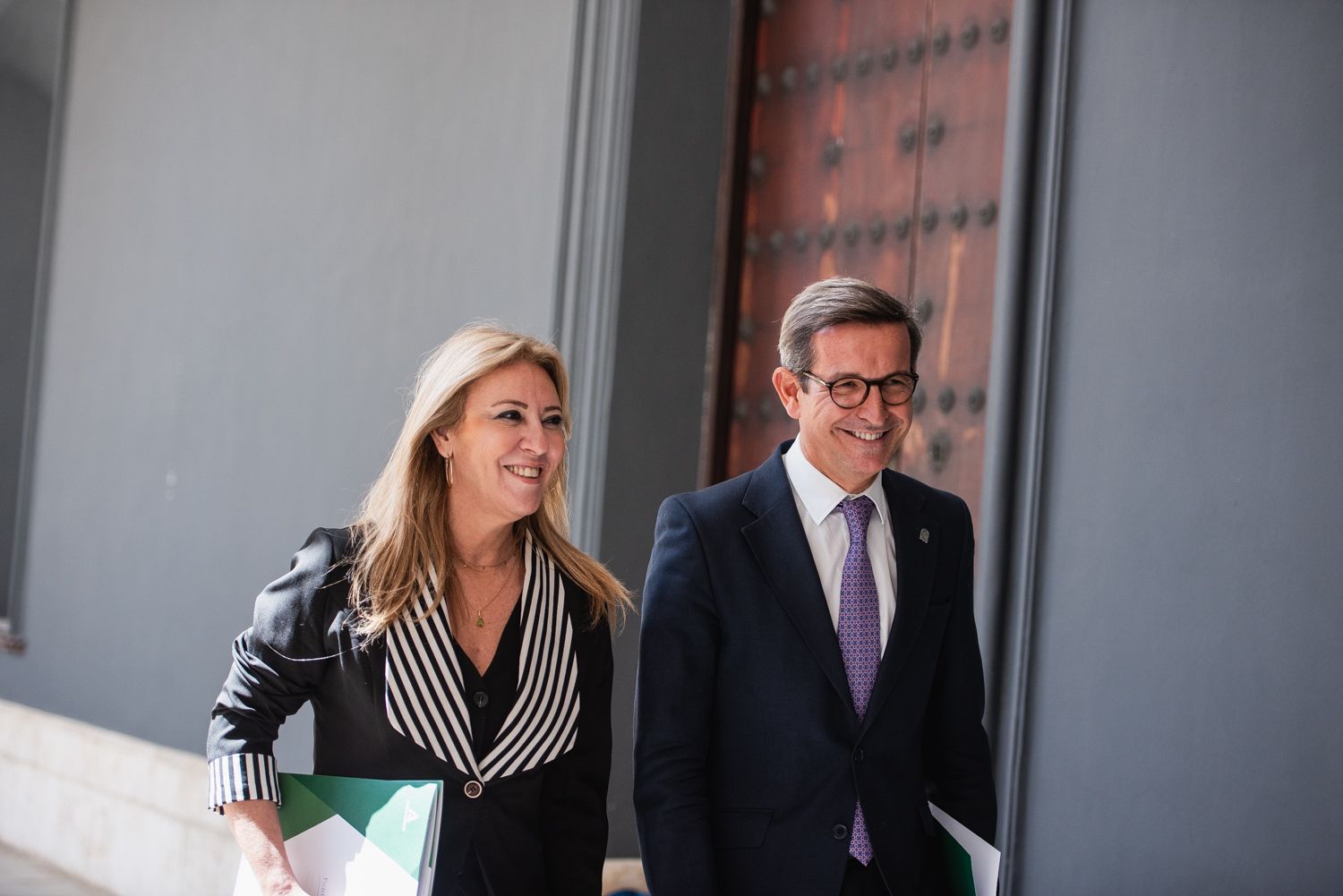 La portavoz de la Junta, Carolina España, con Jorge Paradela, camino de la rueda de prensa posterior al Consejo de Gobierno, este martes.