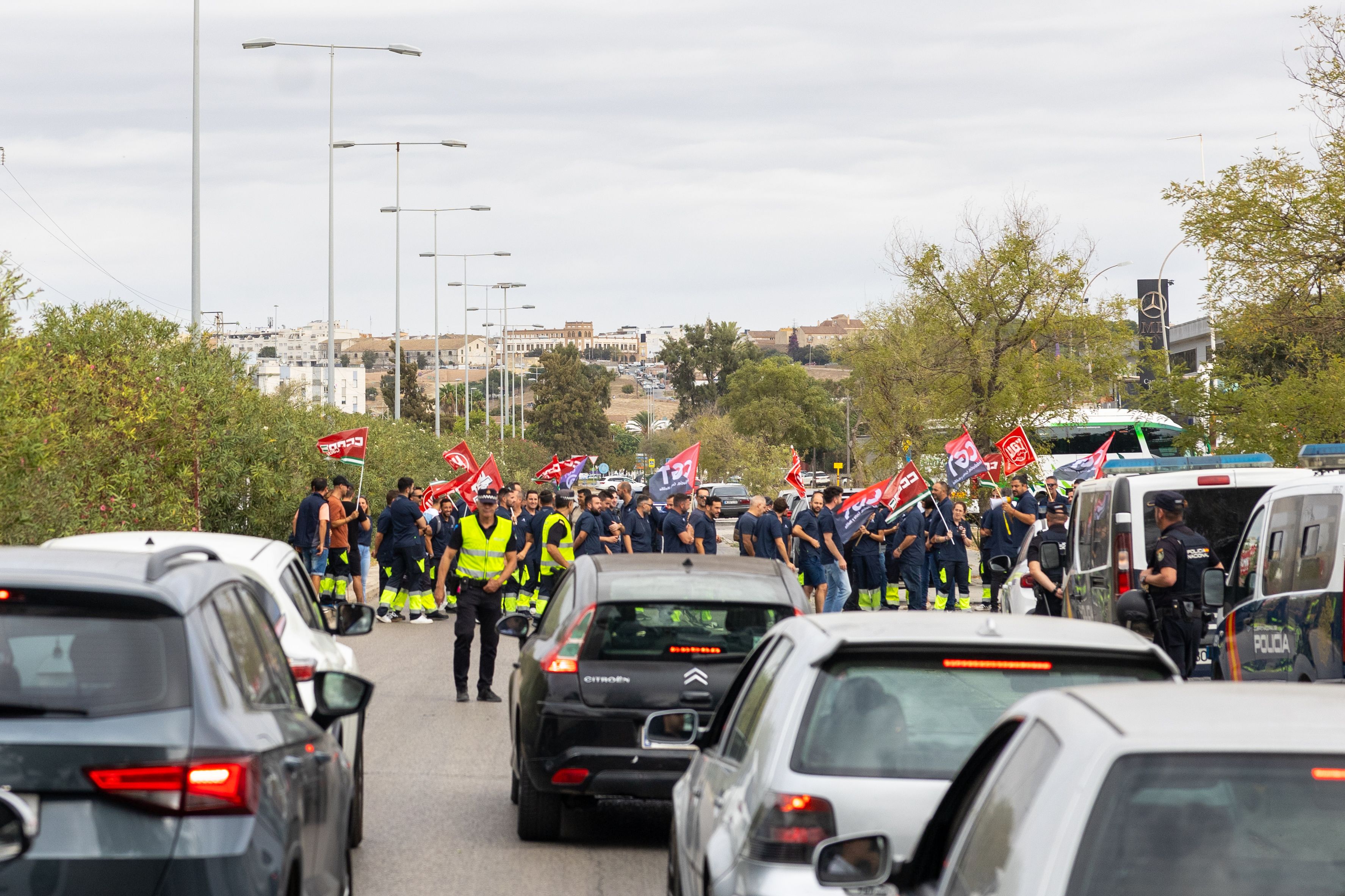 Trabajadores de las siete estaciones de ITV de la provincia de Cádiz, cortan la avenida de El Portal de Jerez este jueves por la mañana.