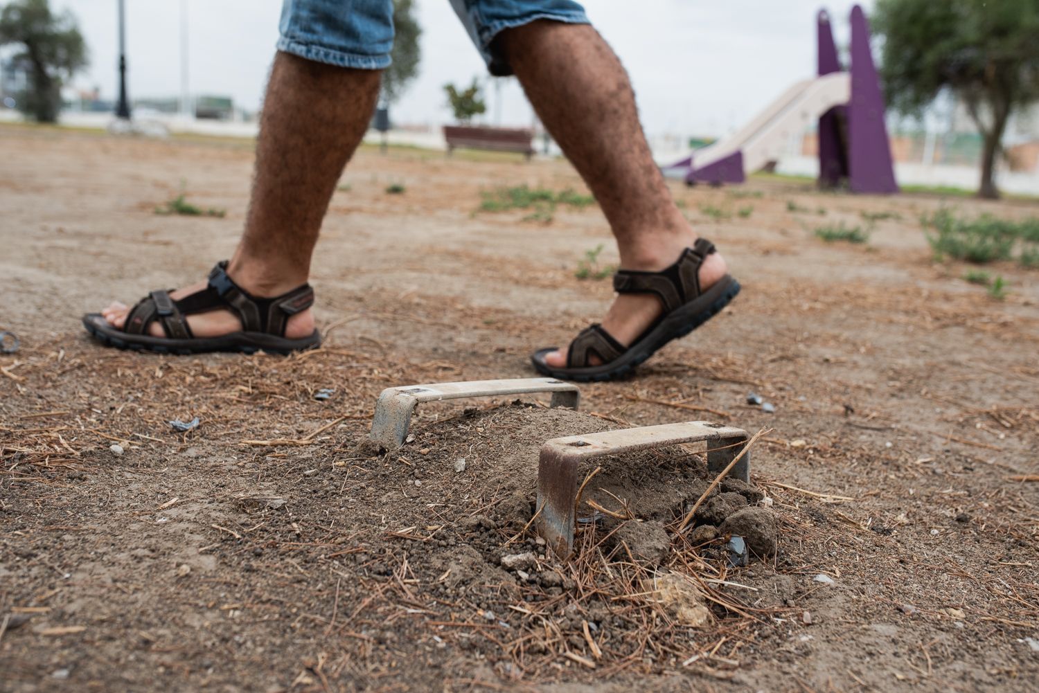 Estado de uno de los parques infantiles de El Trobal.