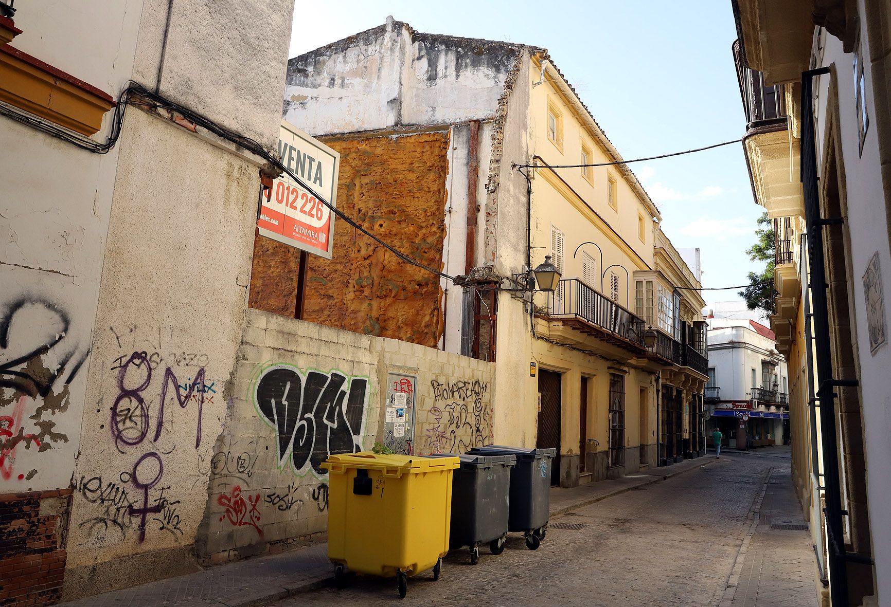 El solar que sale a la venta de "manera forzosa" en la calle Naranjas de Jerez.