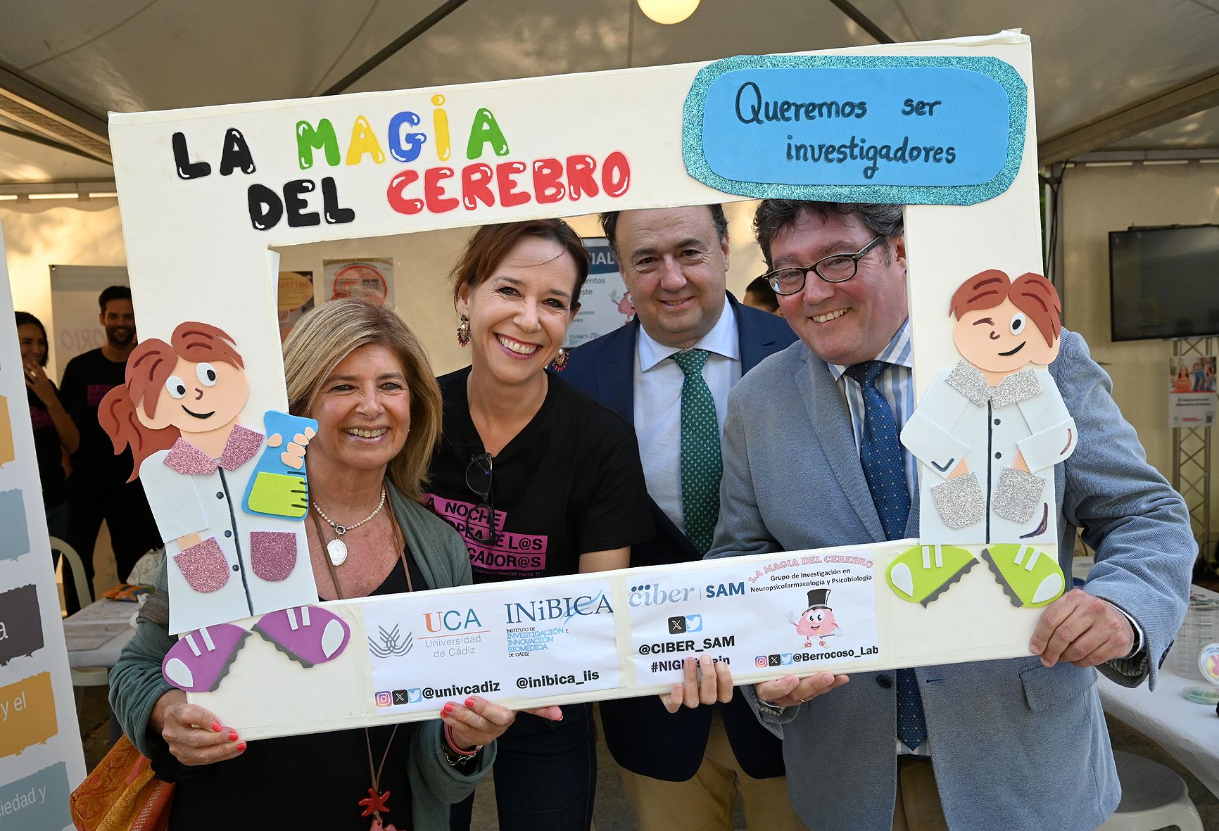 Paredes y Aparicio (a la derecha, junto al rector de la UCA, Casimiro Mantell) en una pasada edición de la Noche Europea de los Investigadores.