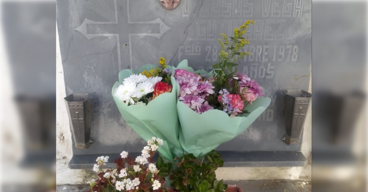 Flores naturales junto a la lápida de Jesús 'el Camarero'. Flores naturales junto a la lápida de Jesús 'el Camarero'.