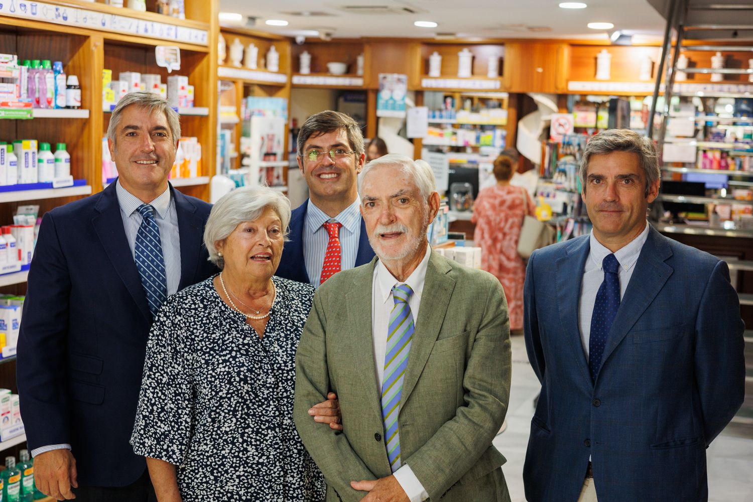 La familia Gómez Beser, en una de sus farmacias en Jerez. La familia Gómez Beser, en una de sus farmacias en Jerez.