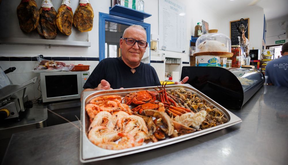 Momo posa con el marisco fresco para lavozdelsur.es