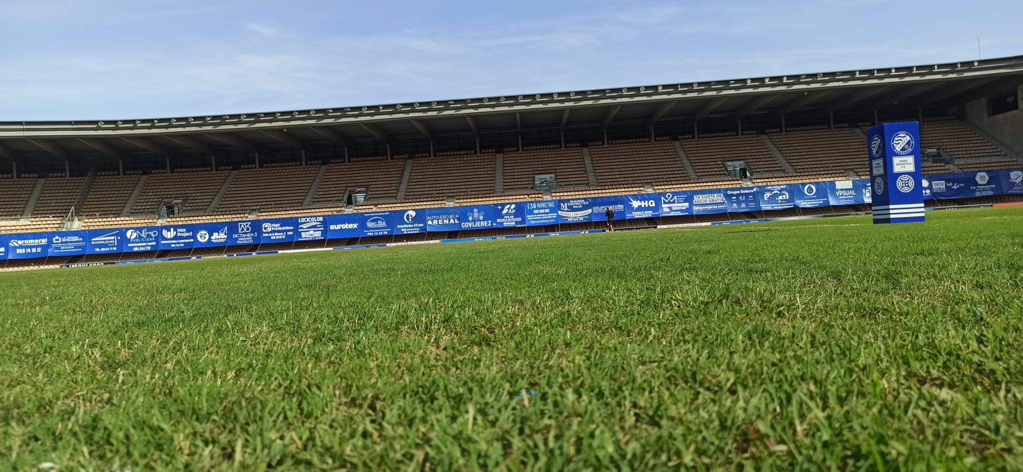 El Xerez Deportivo FC lamenta el estado del césped de Chapín. El Xerez Deportivo FC lamenta el estado del césped de Chapín.