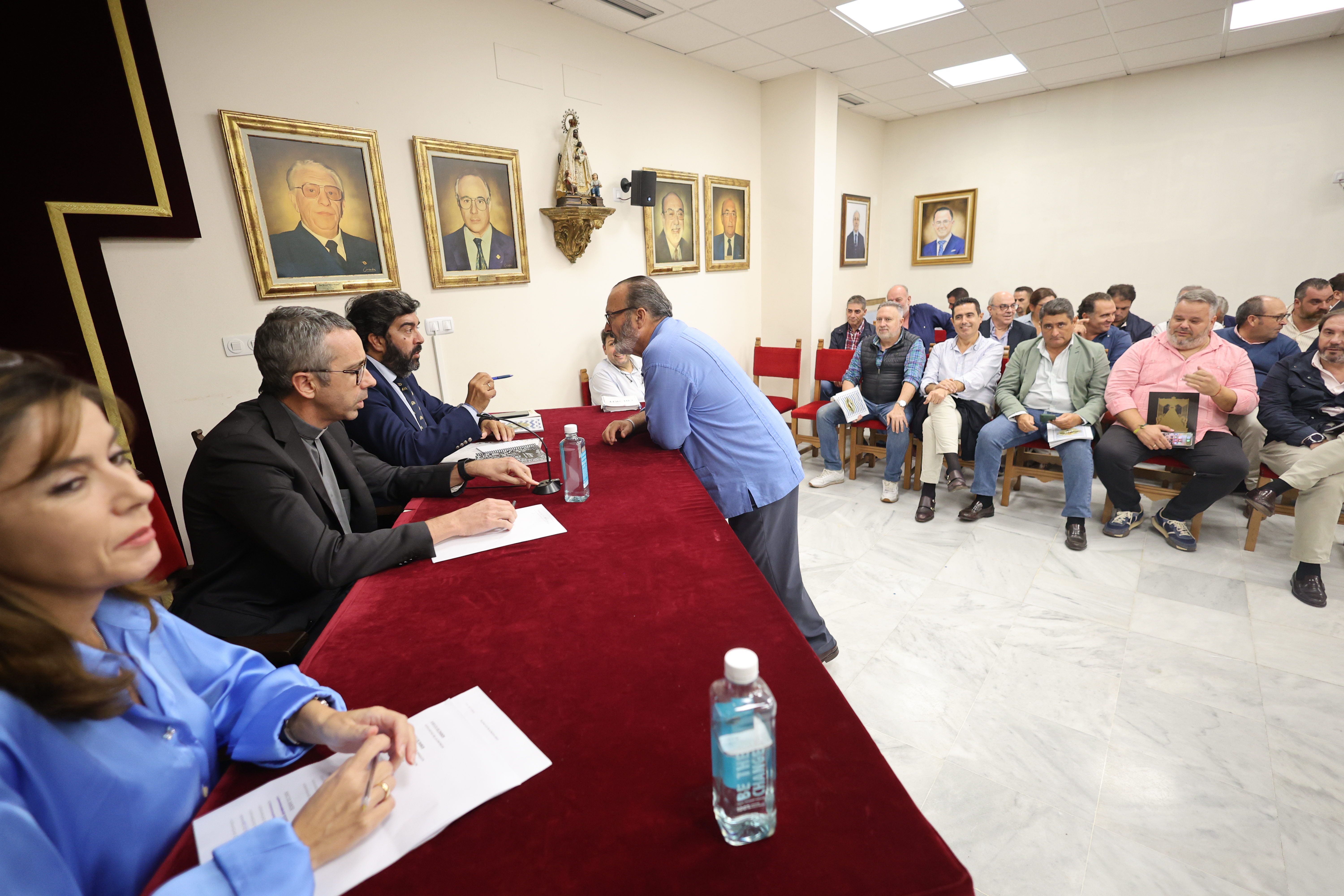 La mesa presidencial y los hermanos mayores, en una imagen de archivo, antes del inicio de un pleno en la Unión de Hermandades. 