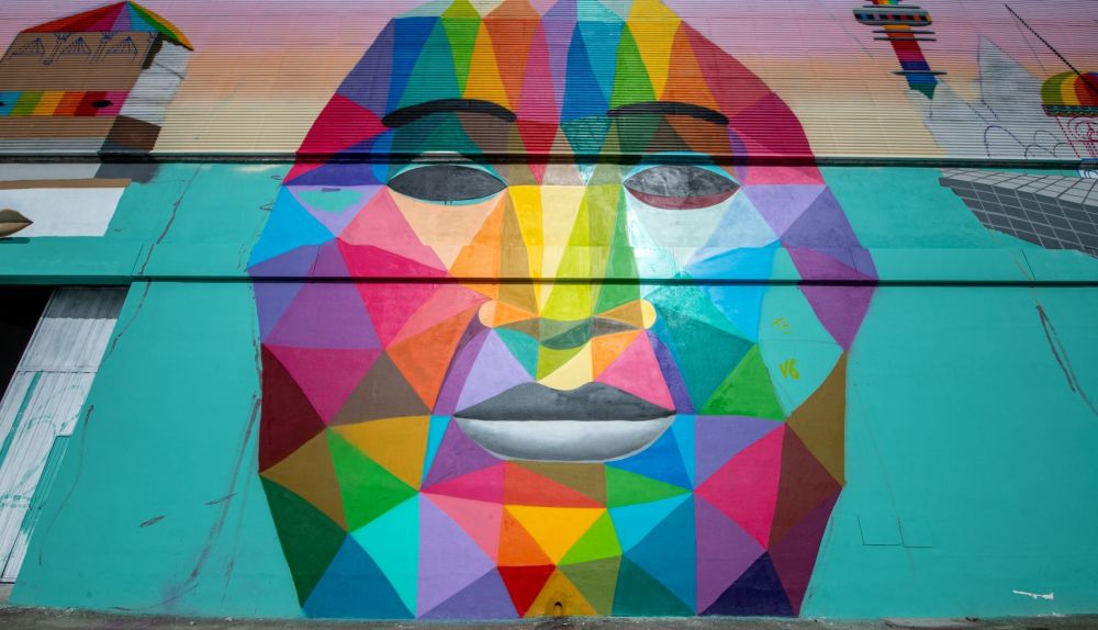 El mural de Okuda San Miguel en el Muelle de Cádiz.