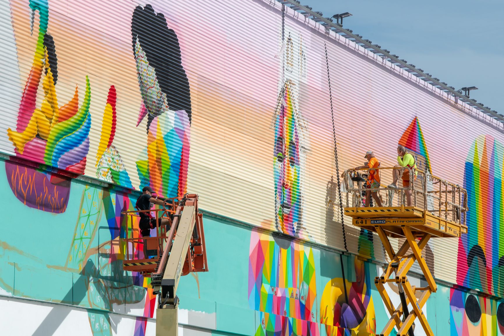 La obra del artista cántabro ya es visible desde gran parte del puerto de Cádiz.   REYNA