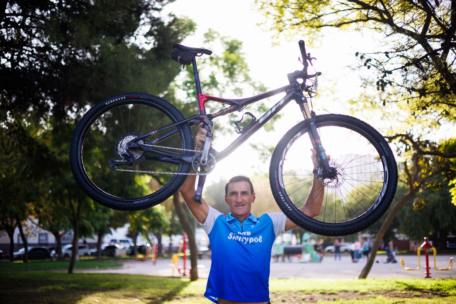Fran Medina con su bici de montaña al terminar de entrenar.