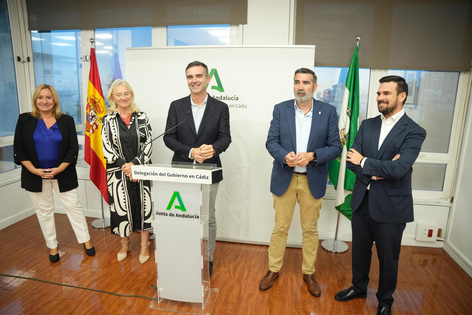 Rueda de prensa de la Junta de Andalucía en Cádiz para anunciar la resolución del matadero.