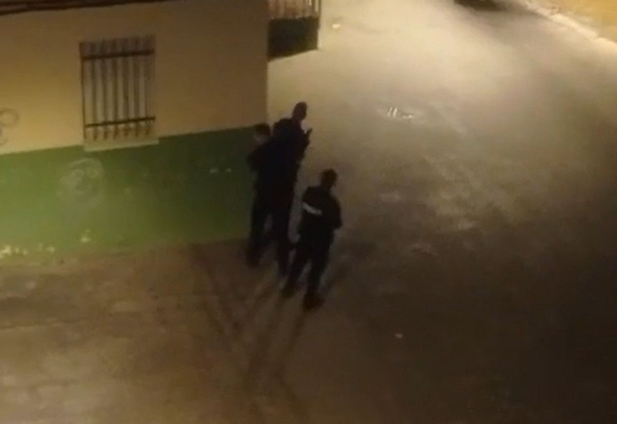 La Policía Nacional, interviniendo en un tiroteo con armas de guerra en las Tres Mil Viviendas de Sevilla hace tan solo unos días. La Policía Nacional, interviniendo en un tiroteo con armas de guerra en las Tres Mil Viviendas de Sevilla hace tan solo unos días.