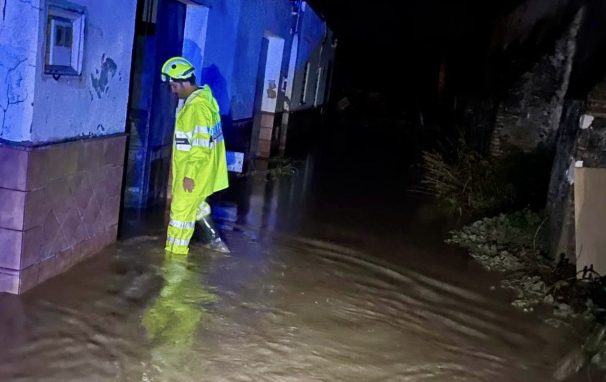 Noche de lluvia y trabajo intenso para los bomberos en Villamartín. Noche de lluvia y trabajo intenso para los bomberos en Villamartín.