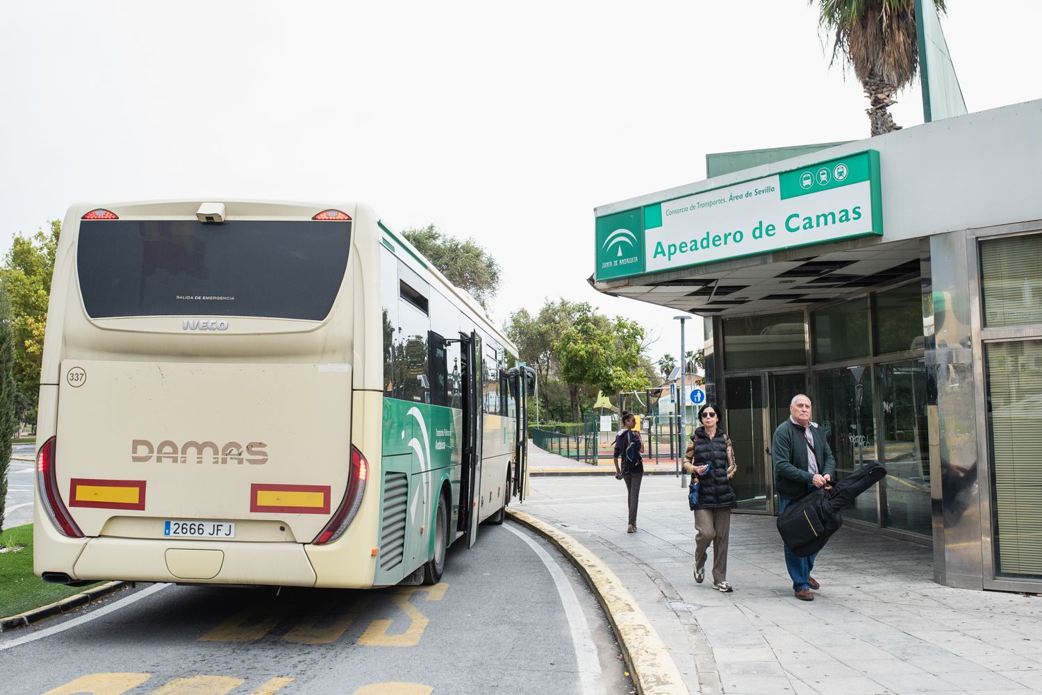 Apeadero de un autobús del Consorcio en Camas. 