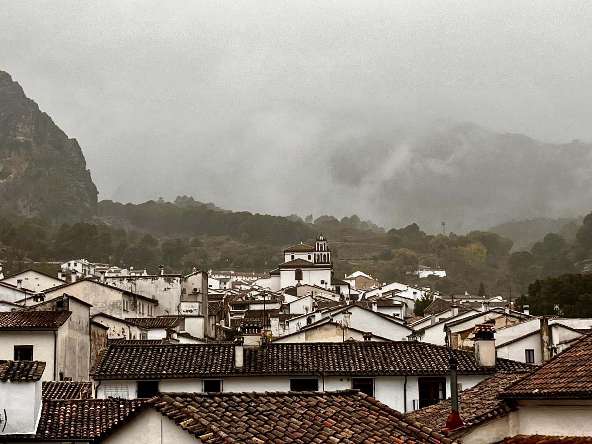 Amanecer entre nubes, en una imagen de este martes de Radio Grazalema. Amanecer entre nubes, en una imagen de este martes de Radio Grazalema.