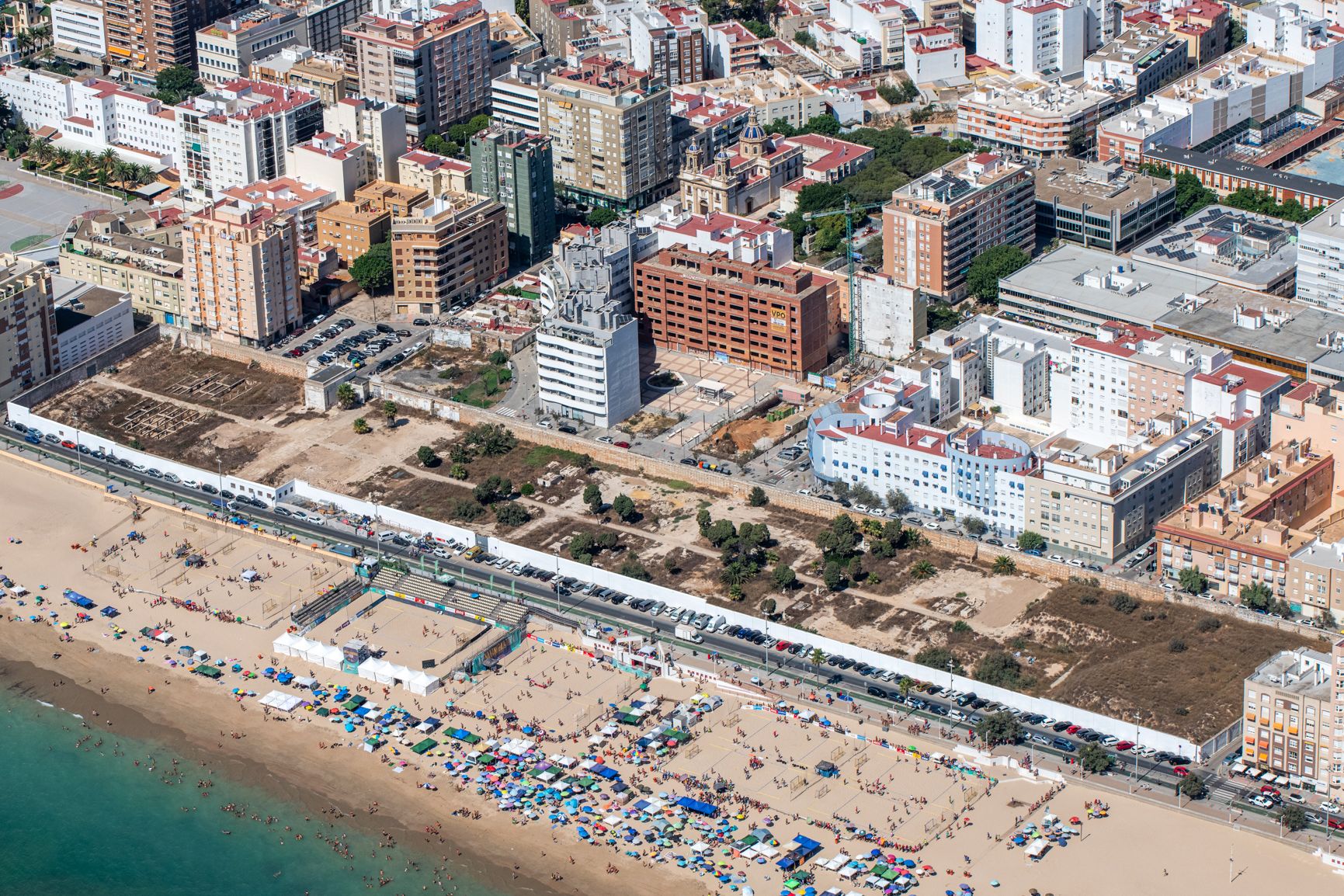 Imagen aérea del antiguo cementerio de San José, junto a la playa Victoria.