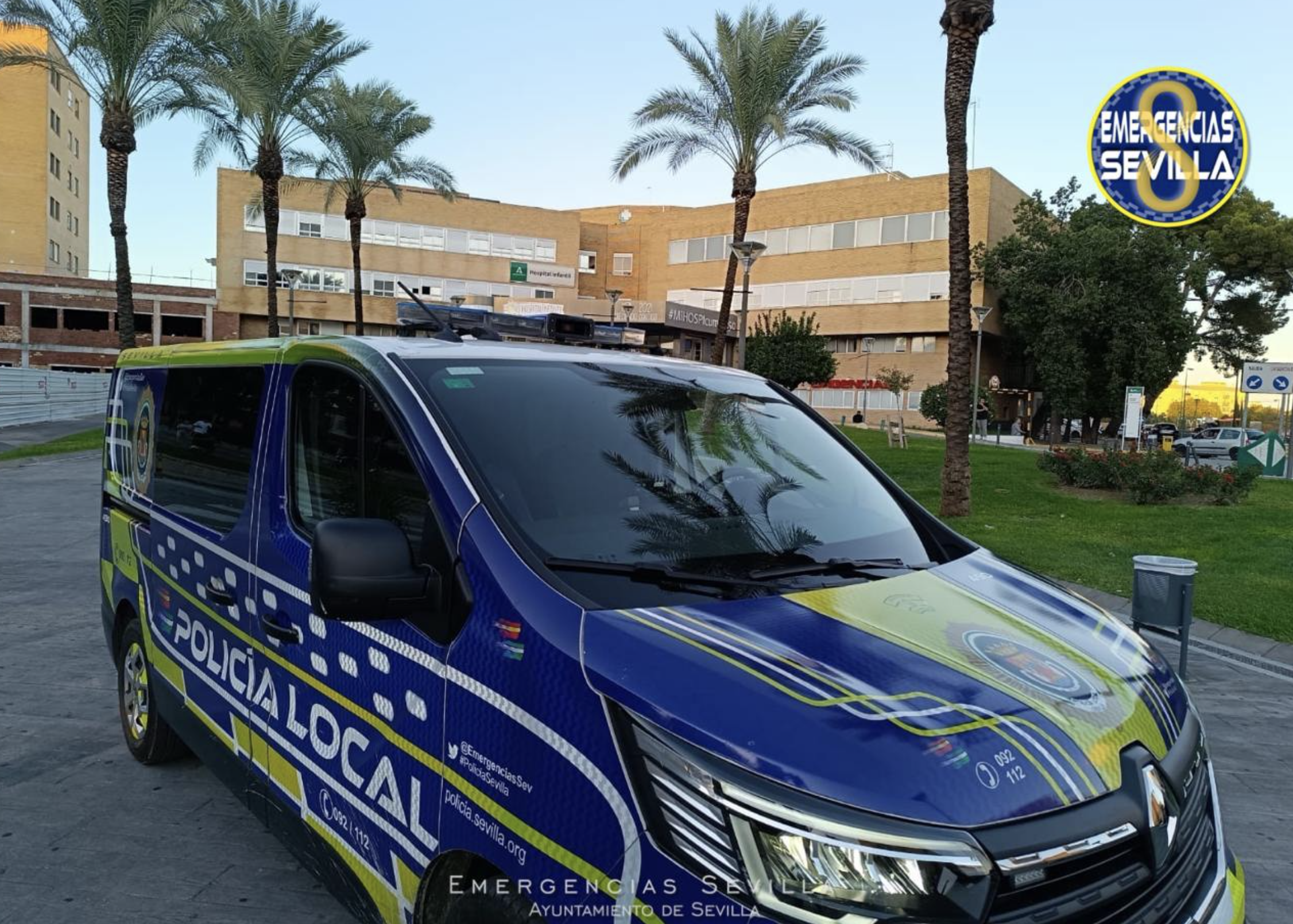 Vehículo de la Policía Nacional, con el hospital Virgen del Rocío de fondo. Vehículo de la Policía Nacional, con el hospital Virgen del Rocío de fondo.