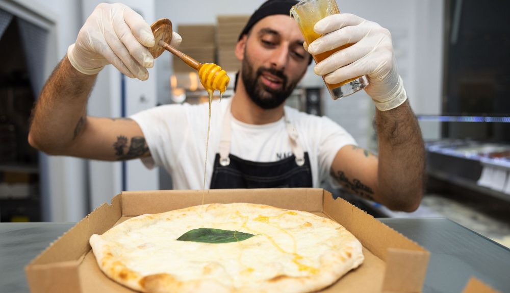 La miel, uno de los secretos de una de las especialidades de Pizzería Mago en Jerez.
