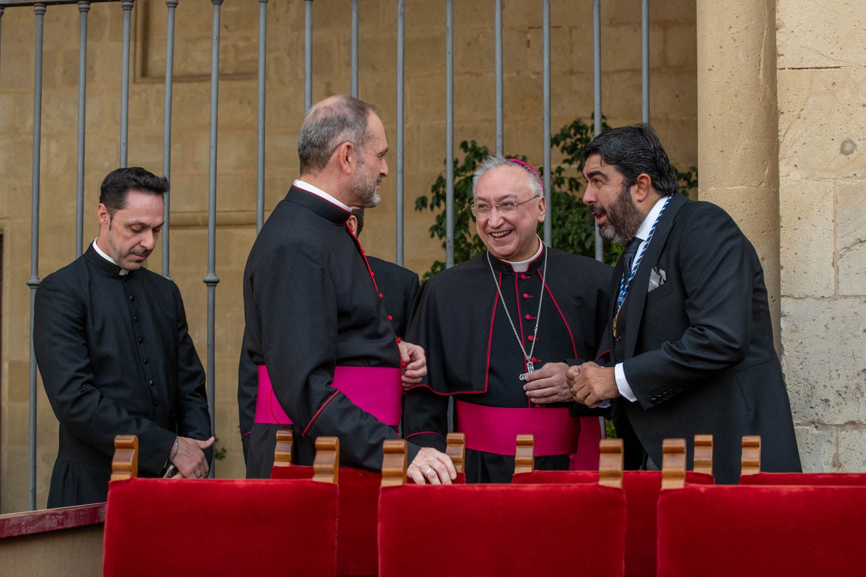 García Cordero en la presidencia de la Asunción recibiendo al obispo en la Magna Mariana. García Cordero en la presidencia de la Asunción recibiendo al obispo en la Magna Mariana.