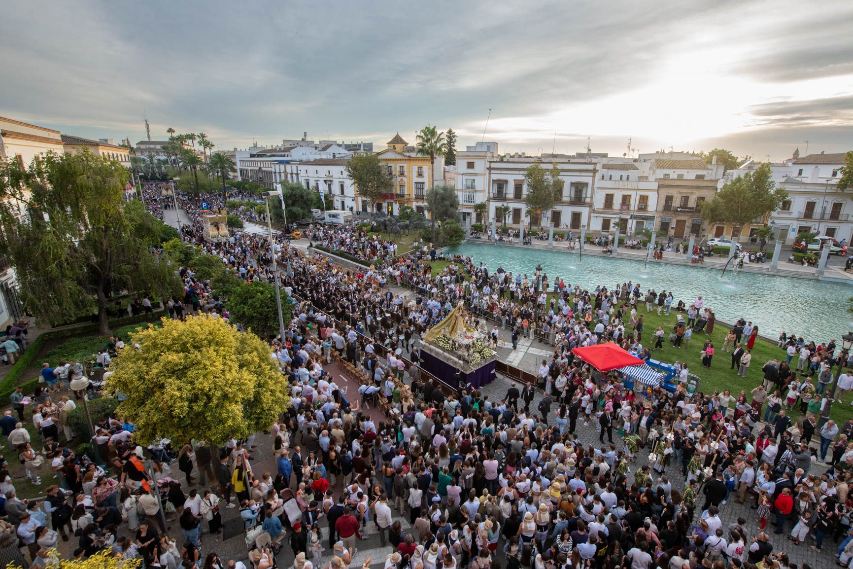 Mucho público, viendo pasos de la Magna por el Mamelón. Mucho público, viendo pasos de la Magna por el Mamelón.