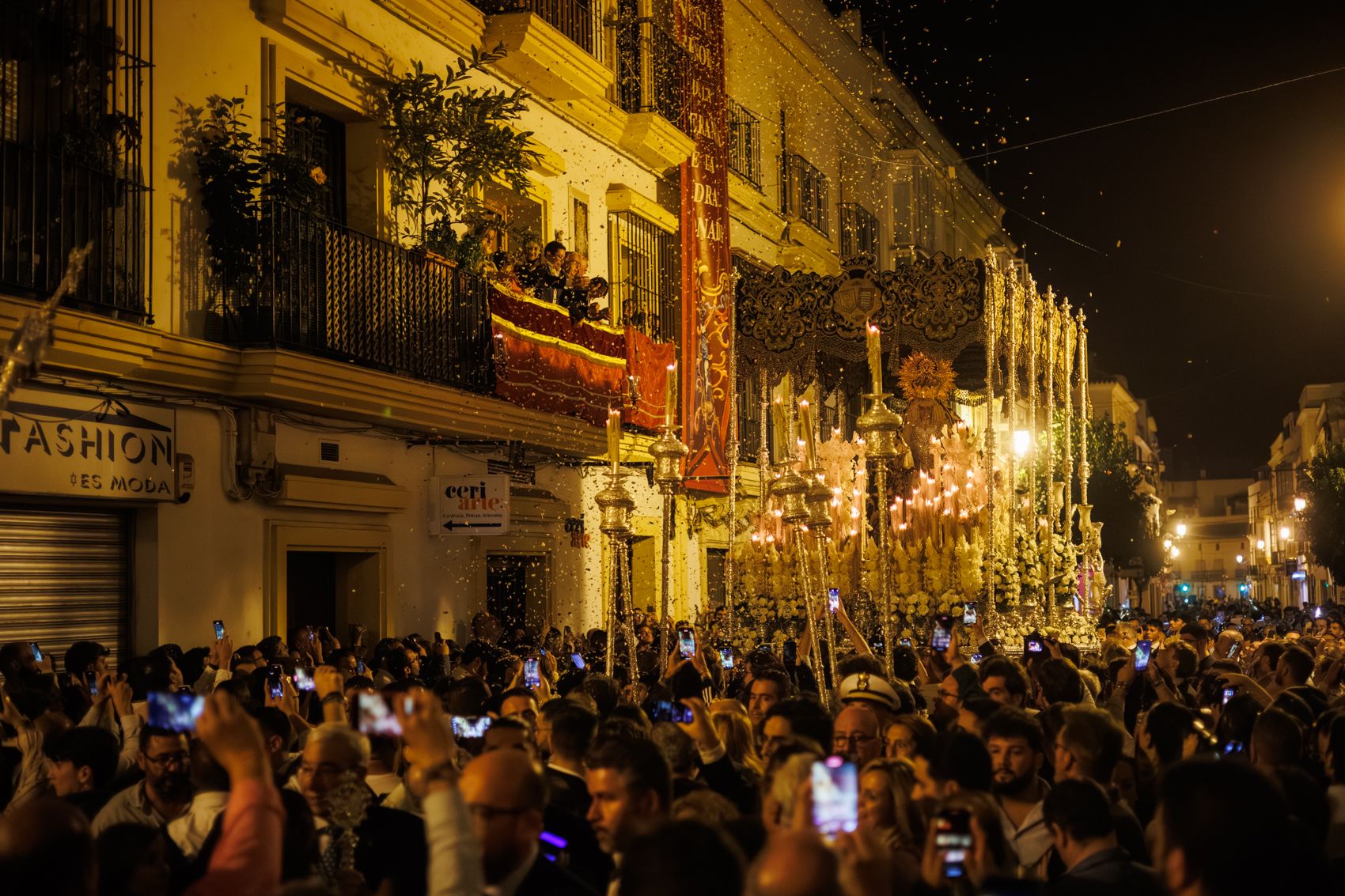 Un momento del paso de la Esperanza, de la Hermandad de la Yedra, por la calle Medina. Un momento del paso de la Esperanza, de la Hermandad de la Yedra, por la calle Medina.