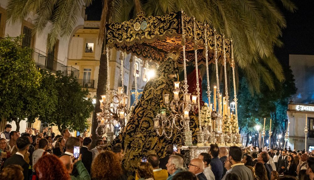 El palio de la Piedad levantando la admiración del público.