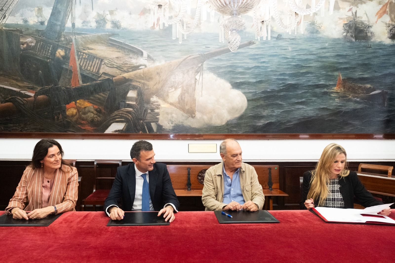 Bruno García con la gerente de Procasa en la firma de estas cesiones para promociones de VPO.