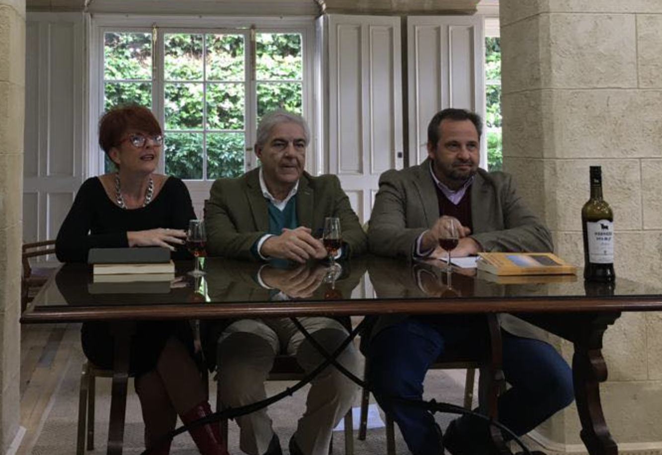 Ignacio Colón, en el centro de la imagen, en la presentación de su primer libro. Ignacio Colón, en el centro de la imagen, en la presentación de su primer libro.