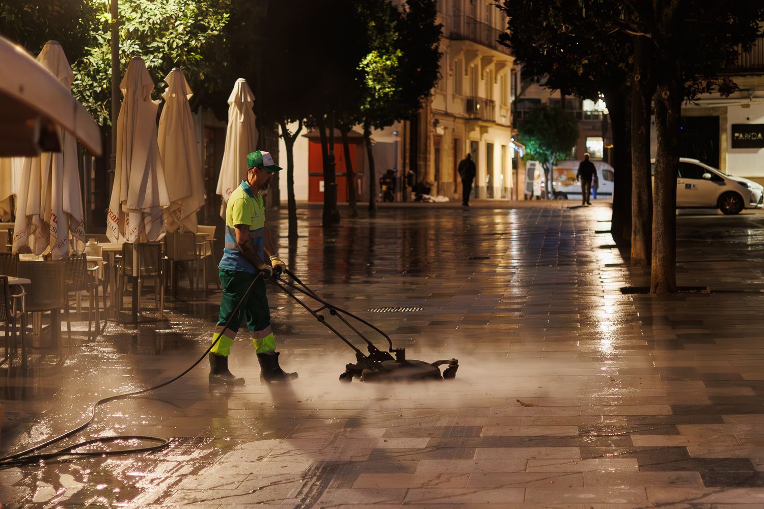 Trabajo nocturno en las calles de Jerez.