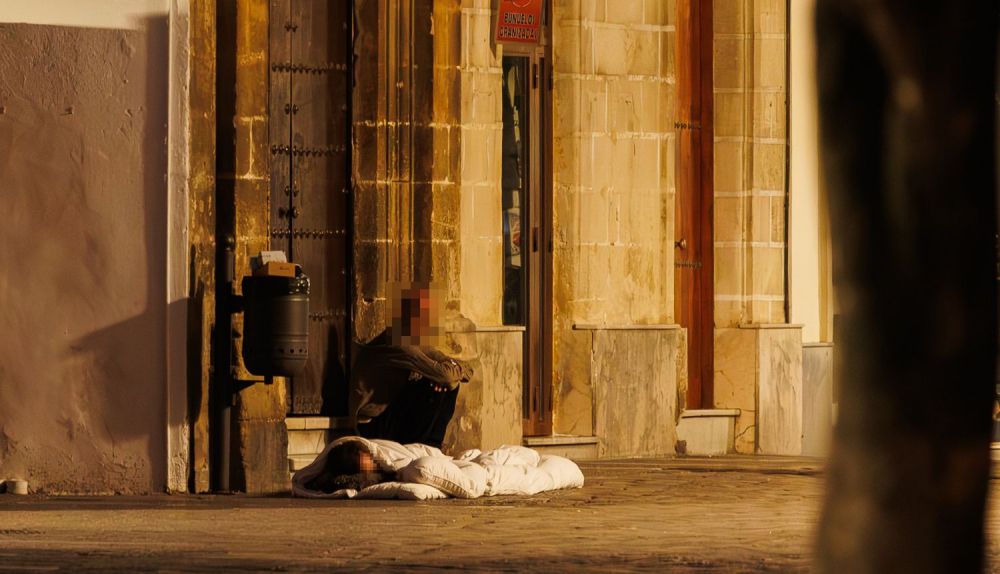 Una persona en situación de pobreza durmiendo en la calle en Andalucía.