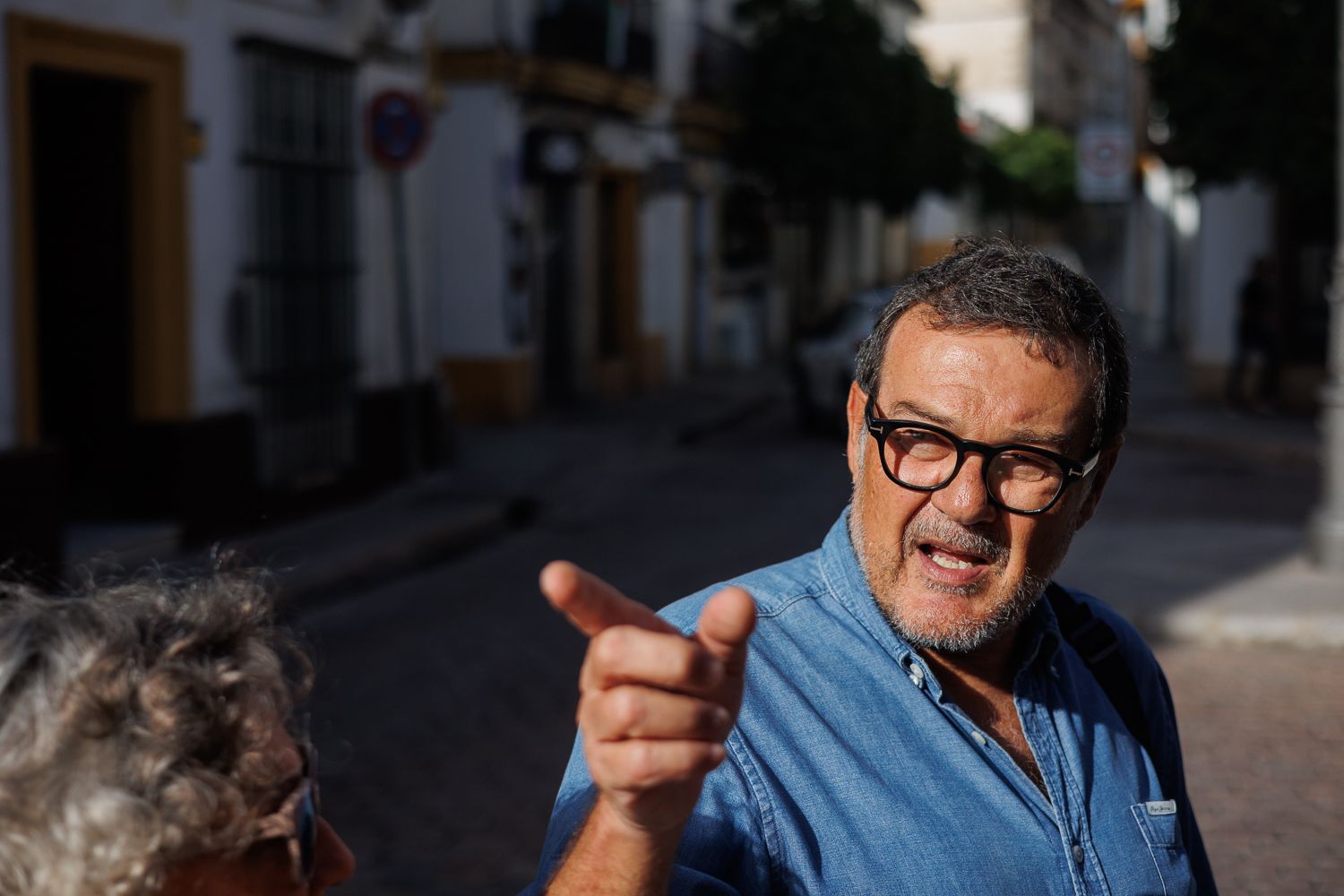 José, caminando por las calles del barrio de San Miguel, donde nacieron sus padres y crecieron sus hermanos. 