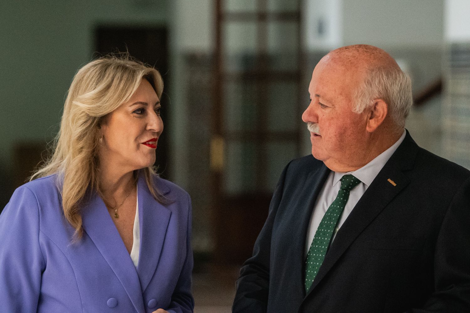 Carolina España, responsable de la Consejería de Hacienda, con Jesús Aguirre, quien fuera consejero de Salud la pasada legislatura. Carolina España, responsable de la Consejería de Hacienda, con Jesús Aguirre, quien fuera consejero de Salud la pasada legislatura.