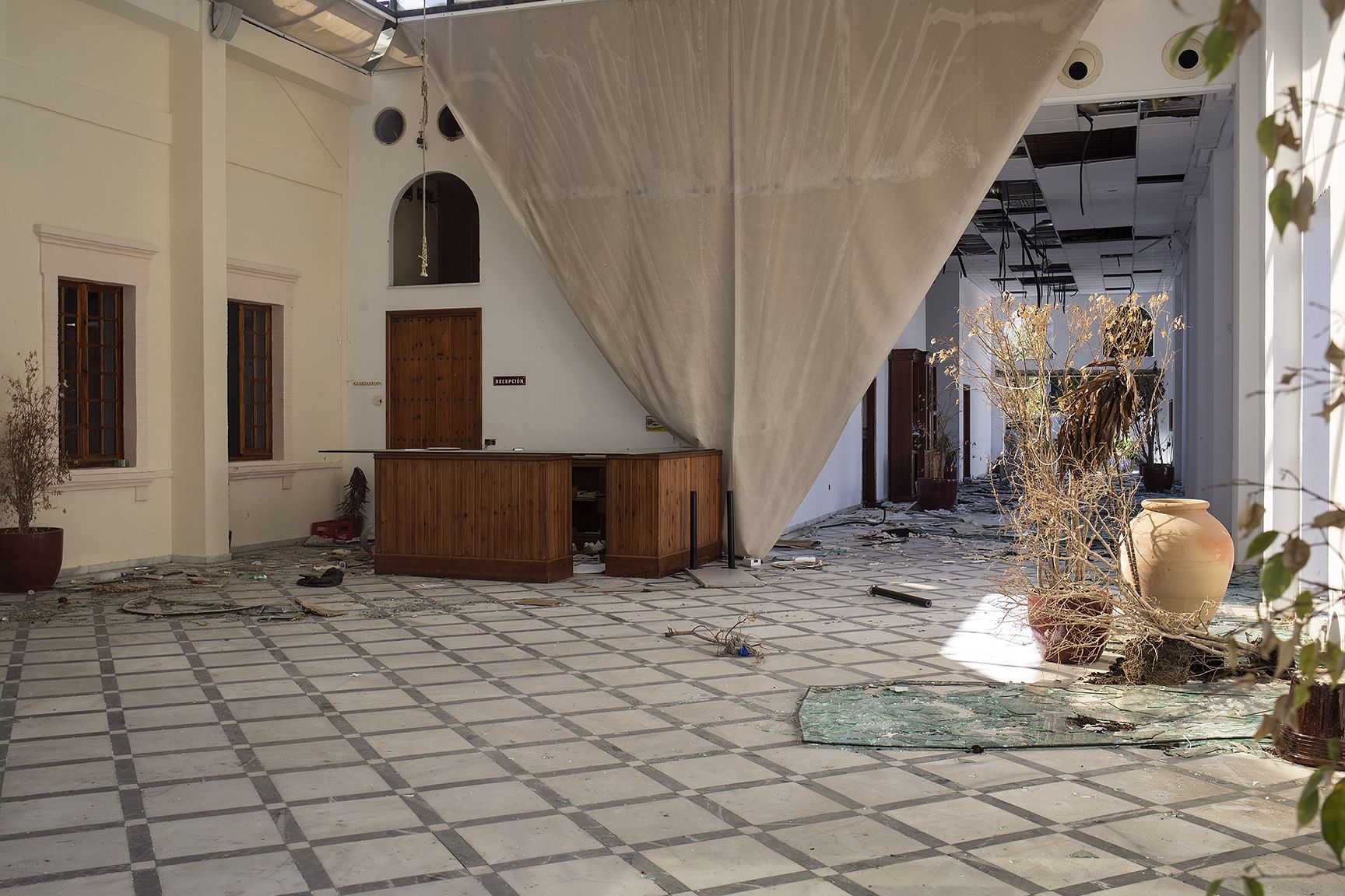 El 'hall' del Palmera Plaza, en una imagen retrospectiva tras su abandono.