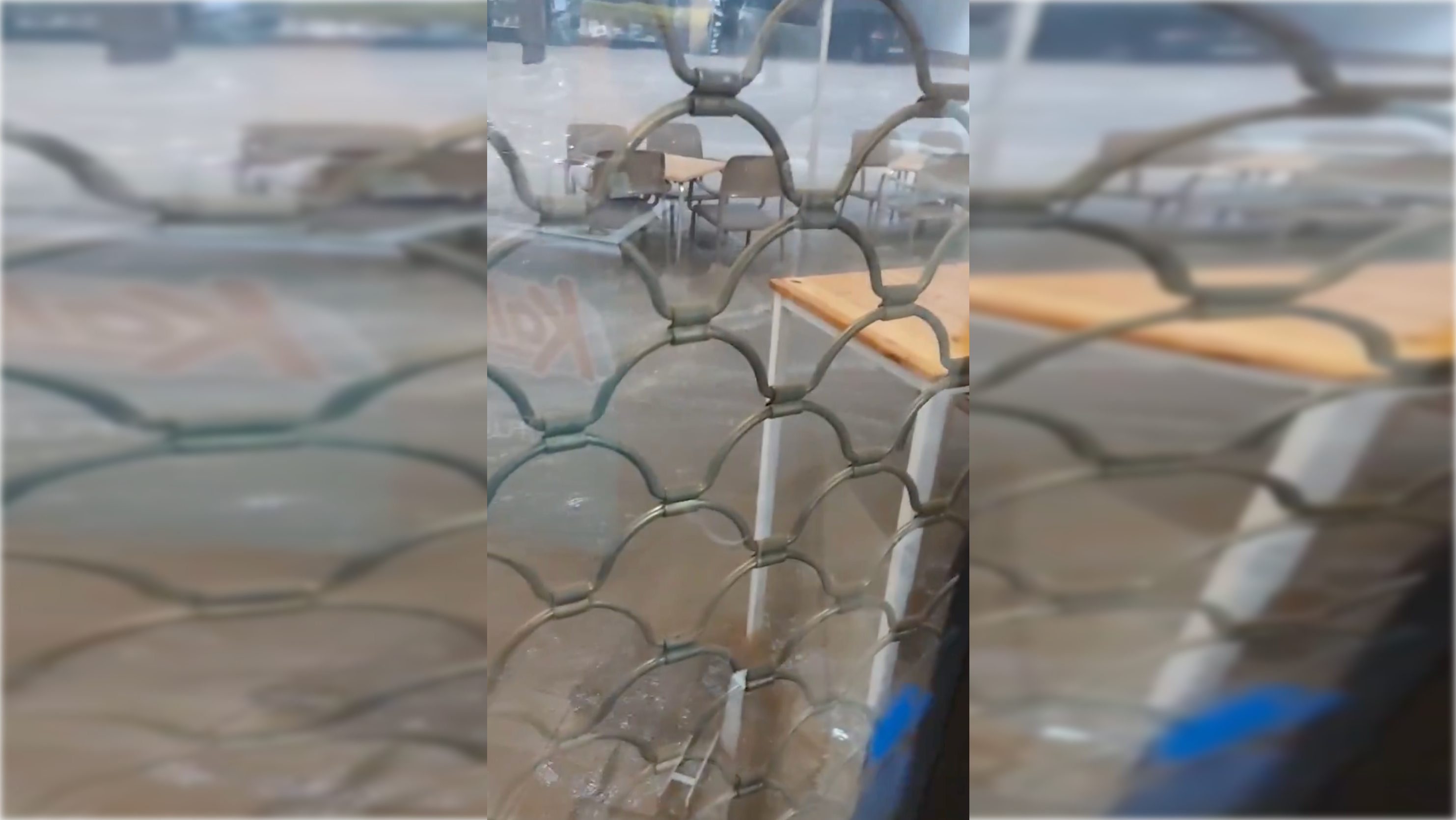 Atrapados en un bar de la calle Porvera por las inundaciones de este miércoles en Jerez.