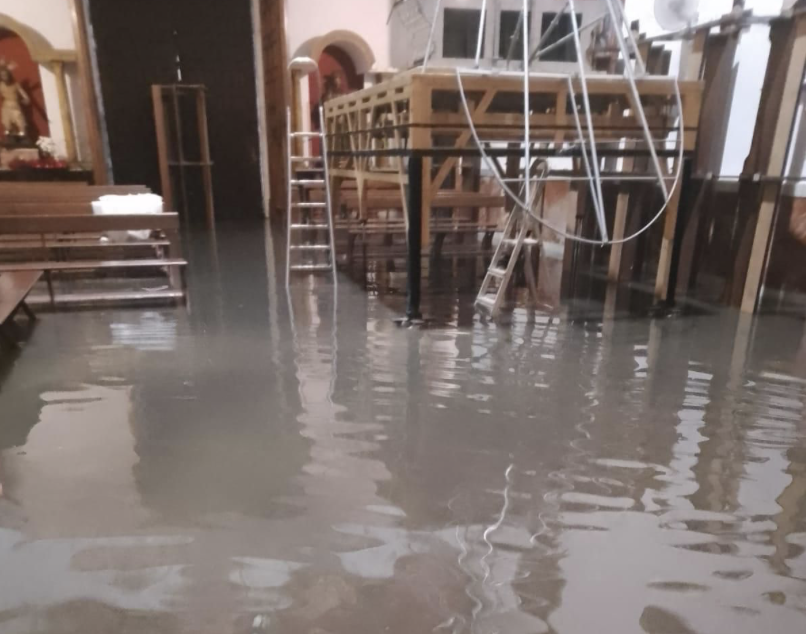 El interior de la iglesia de la Victoria inundada con la mesa del palio al fondo. El interior de la iglesia de la Victoria inundada con la mesa del palio al fondo.