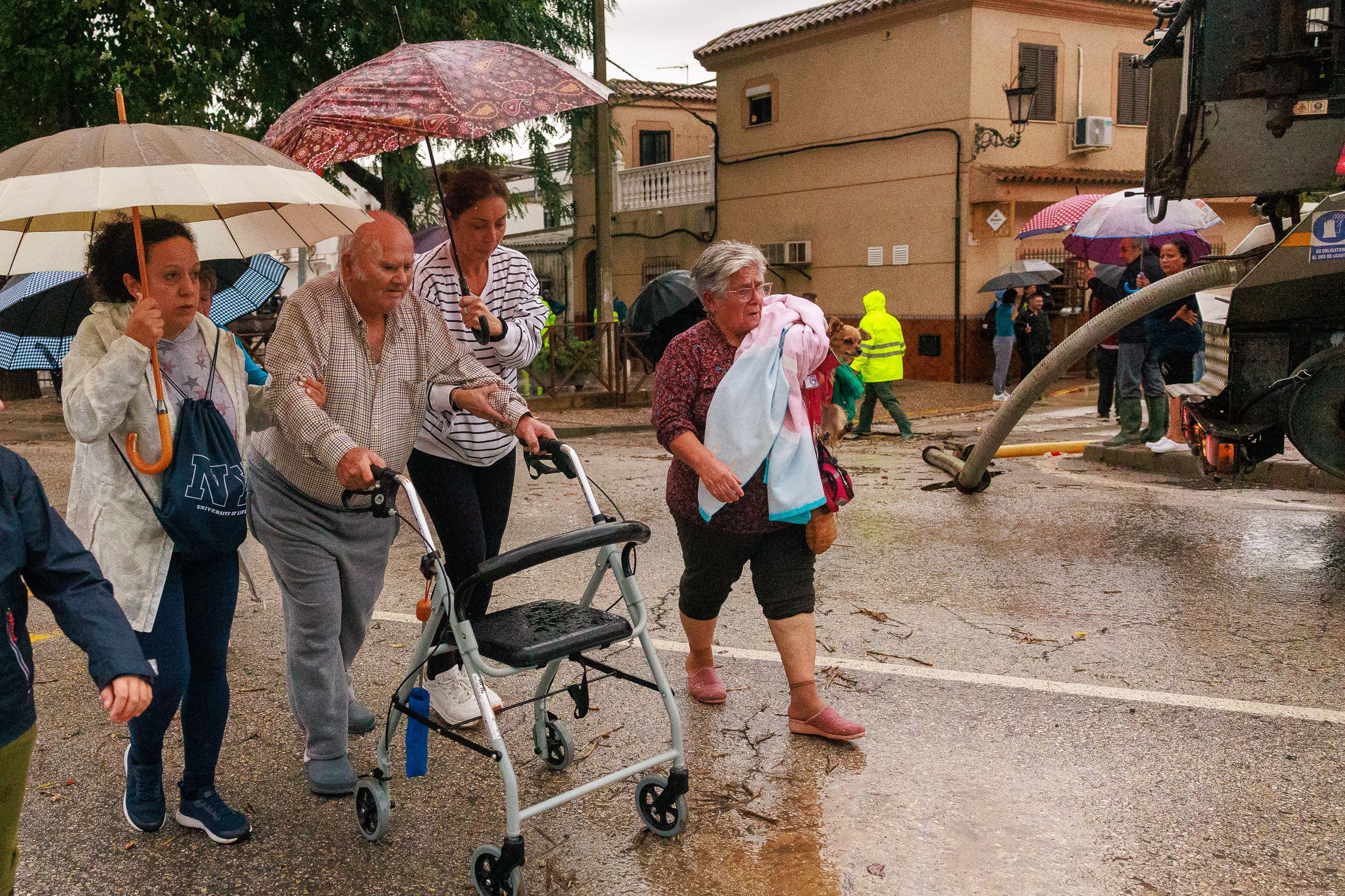 Vecinos de Guadalcacín son desalojados por la inundaciones a consecuencia de la DANA.